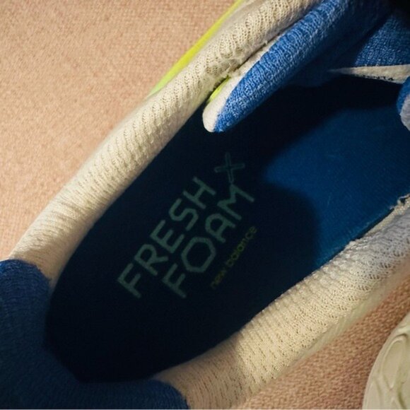 New Balance Women’s Fresh Foam More V4 in White/Cobalt Size 7.5 - Picture 10 of 13